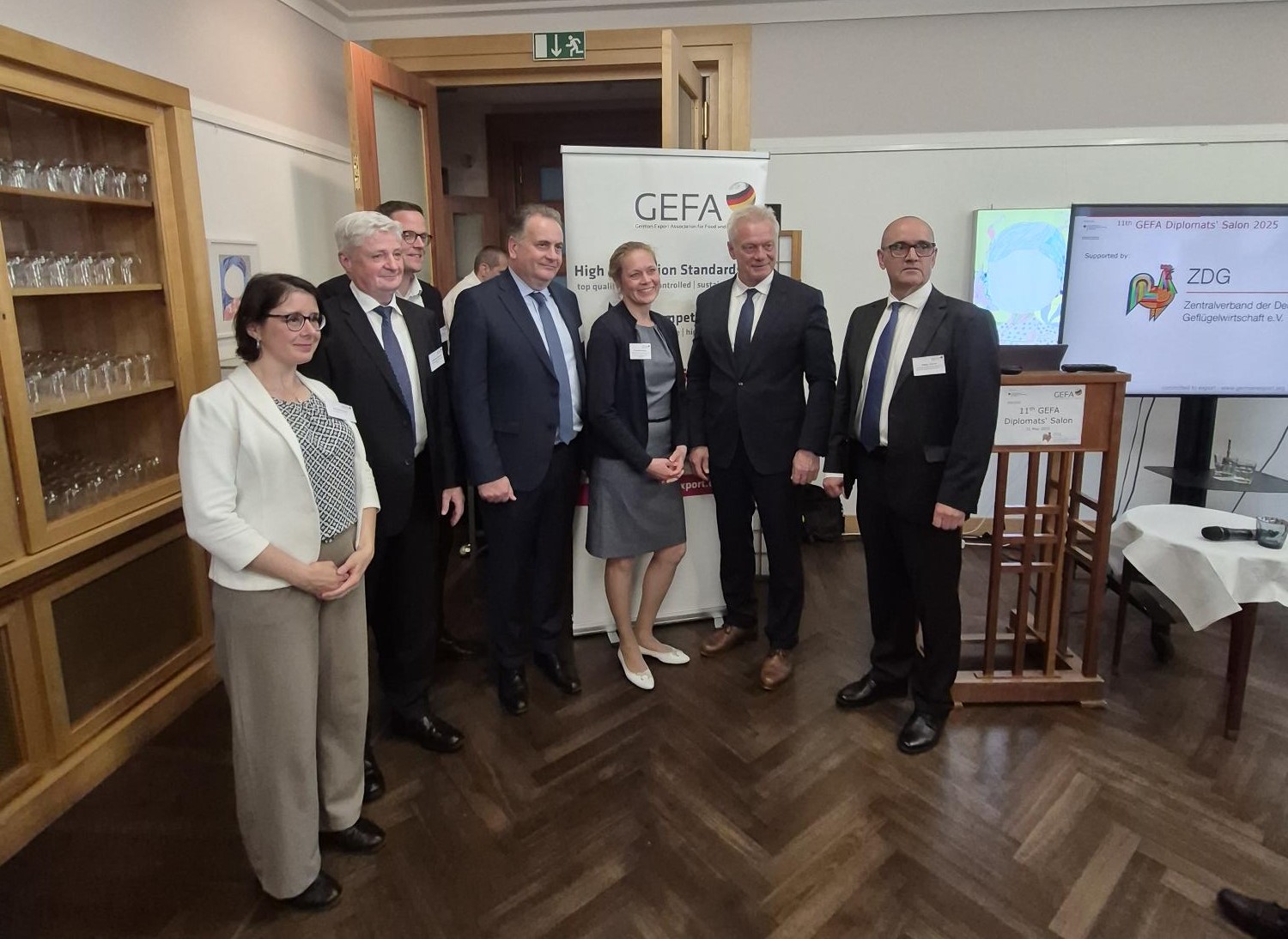 Von Links Avril Gommard (franz. Botschaft), Hartmut Kretschmer (DMK), Jan Bernd Stärk (Westfleisch SCE), Steffen Reiter (VDF), Dr. Janine Pelikan (Thünen Institut), Alois Rainer (BMLEH), Holger Hübner (GEFA)