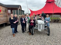 Die Bauernhofcafésaison kann pünktlich zu Ostern starten. Die Landwirtschaftskammer Schleswig-Holstein präsentierte heute (19. März) druckfrisch ihre neue Broschüre: „Gemütlich Kaffee trinken auf dem Land 2024/2025“ auf dem Hof Bielfeldt in Klein Wittensee, Kreis Rendsburg-Eckernförde.  - v. li.: Präsidentin der Landwirtschaftskammer Schleswig-Holstein Ute Volquardsen, Hendrik und Katharina Bielfeldt (Hof Bielfeldt), Britta Rühs (Dielencafé Kittlitz), Amelie Brakel (Landcafe Mühlenholz), Bianca Castiglia (Gut Groß Zecher), Ulrike Albrecht (Café mit Sti(e)l), Britta Willhöft (Brittas Diele), Sandy Bülow und Begleiterin (Erdbeer- und Himbeerhof Steinwehr).   -  - Foto: Ingken Wehrmeyer, Landwirtschaftskammer Schleswig-Holstein