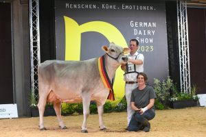 Grand Champion der Rasse Brown Swiss die Volker-Tochter Fee der Ulrich GbR
&copy; Christine Massfeller