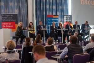 (c)BRS: Podiumsdiskussion: v.L.: MdB Ina Latendorf (Die Linke), MdB Zoe Mayer (Bündnis90/Die Grünen), MdB Ingo Bodtke (FDP), Moderator Stephan Becker-Sonnenschein, MdB Susanne Mittag (SPD), Schweinehalter Markus Lehmenkühler,  Rinderhalter Ronald Jacobs, MdB Albert Stegemann (CDU/CSU)